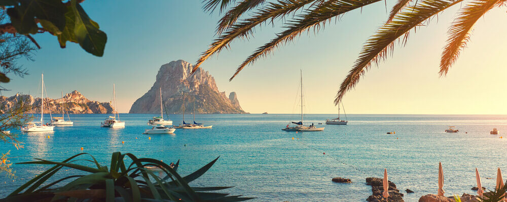 Spiaggia di Cala d'Hort, Ibiza: Vista su Es Vedra con navi nella baia.