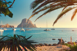 Spiaggia di Cala d'Hort, Ibiza: Vista su Es Vedra con navi nella baia.