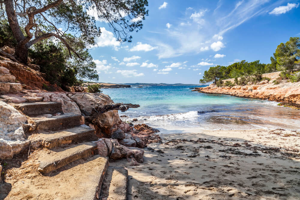 Spiaggia mediterranea, Cala Gracioneta, città di Sant Antoni, isola di Ibiza, Spagna.