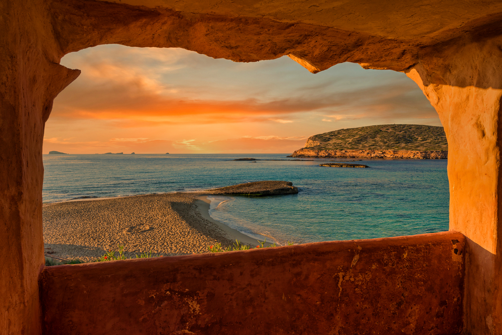 Consigli: Ibiza è un'isola grande, quindi è consigliabile noleggiare un'auto per spostarsi facilmente. Se viaggiate in alta stagione (luglio e agosto), è importante prenotare l'alloggio e i biglietti aerei in anticipo. Ibiza è una destinazione turistica molto popolare, quindi preparatevi a trovare folla, soprattutto nelle zone più famose. Rispettate l'ambiente e seguite le regole locali. Imparate alcune frasi di base in spagnolo, questo vi aiuterà a comunicare con la gente del posto.